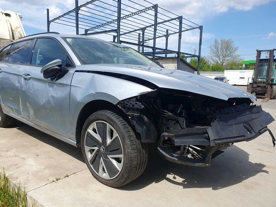 SKODA Superb 2.0 TSI, 265cp, AN 2025, Selection Combi, 4X4 - avariat