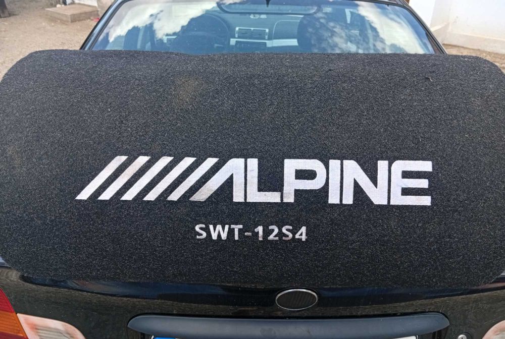 Subwoofer Alpine și stație Sony
