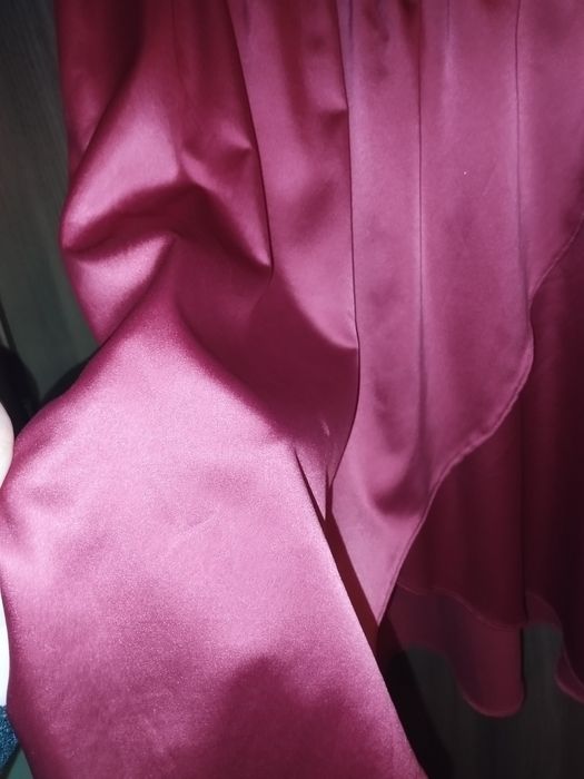 Червена сатенена рокля