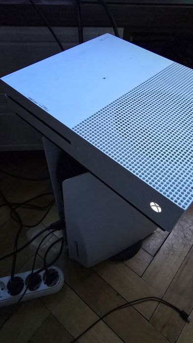 Xbox one s perfect funcțional  de 1 tera cu problema la dvd rom!