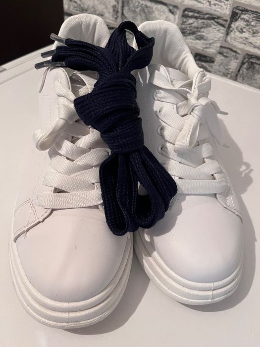 Продавам нови бели кецки!!!