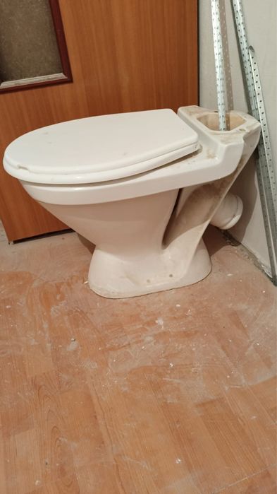 Белый керамический унитаз