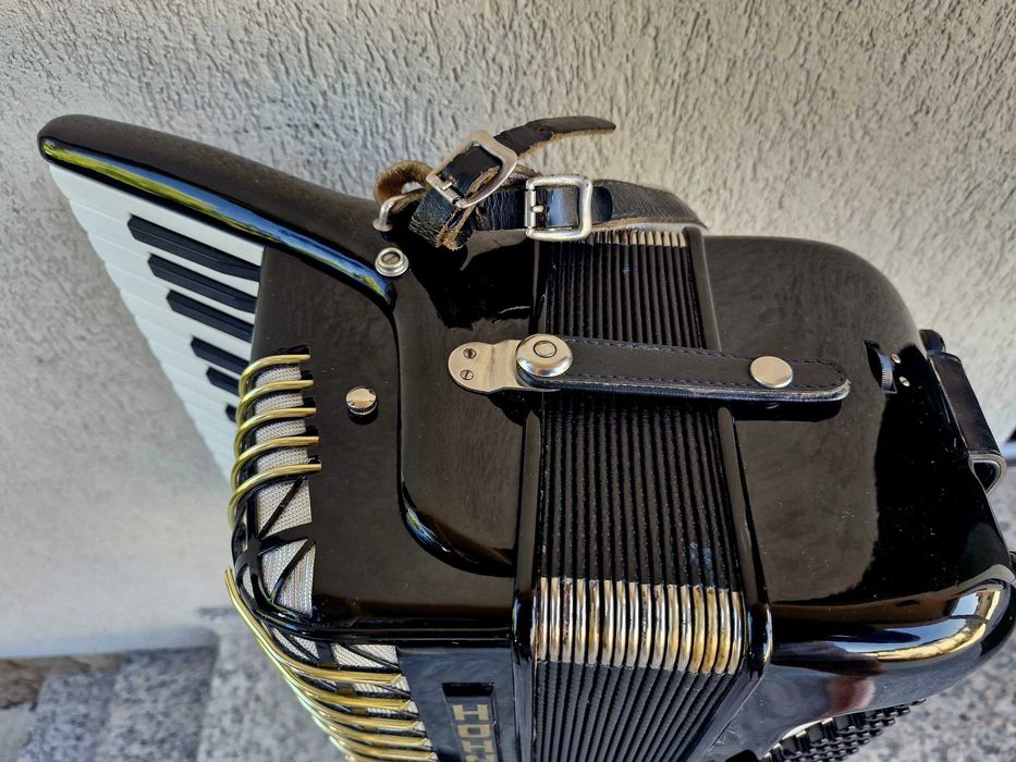 Vând acordeon Hohner Atlantic 4 Deluxe cu 120 basi negru