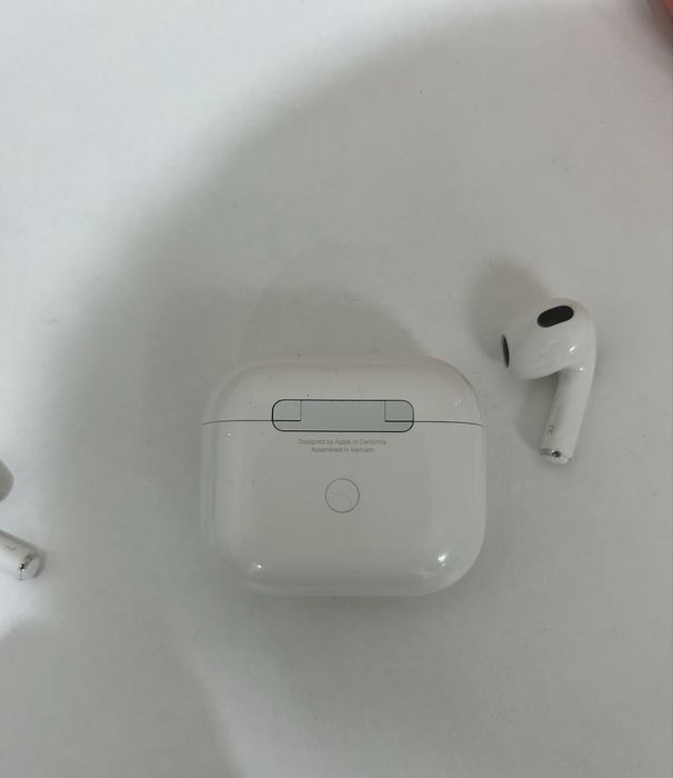 Продаю наушники Airpods 3