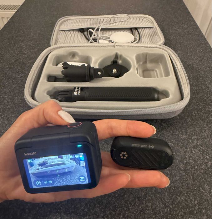 Insta360 GO 3S 128GB Travel Bundle + Quick Reader stare impecabilă