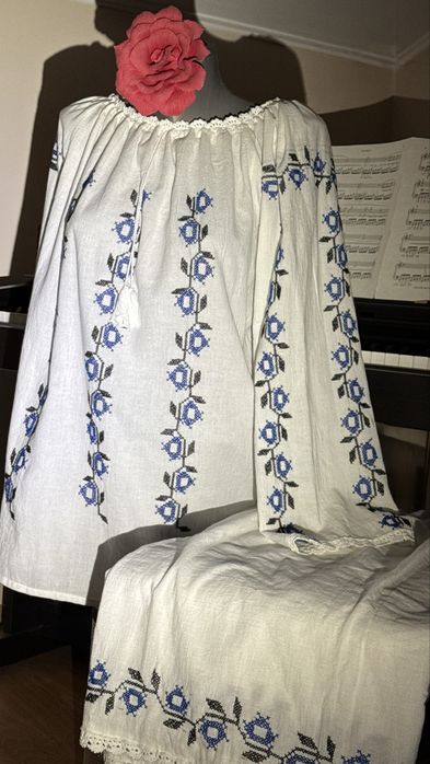 Costum tradițional românesc, dobrogean cusut manual