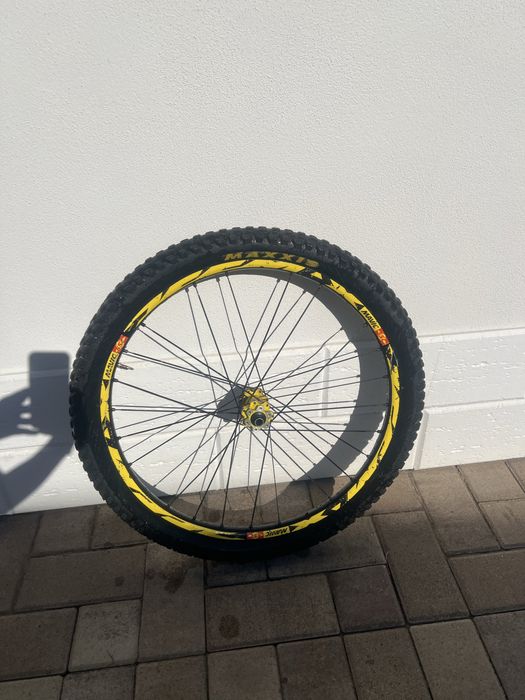 Roată spate Mavic Deemax 27.5, ax 12x150, cu cauciuc Maxxis Assegai (sau separat)