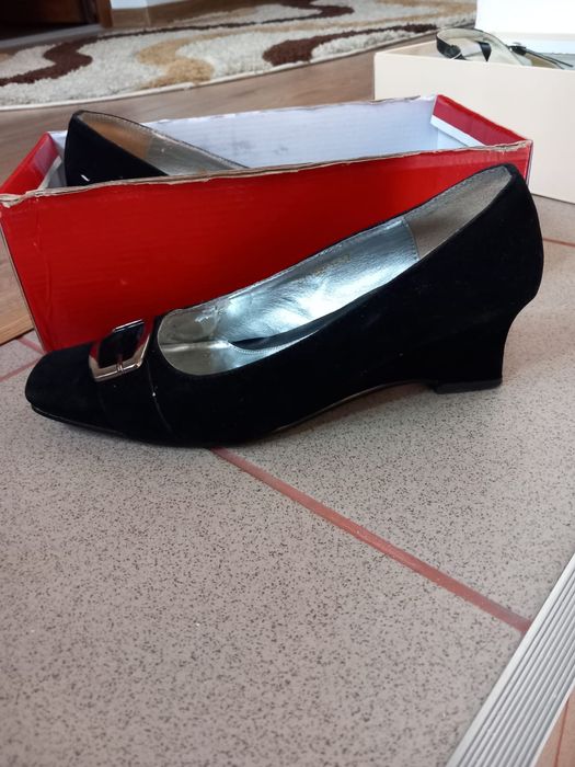 Vând pantofi din piele întoarsă.