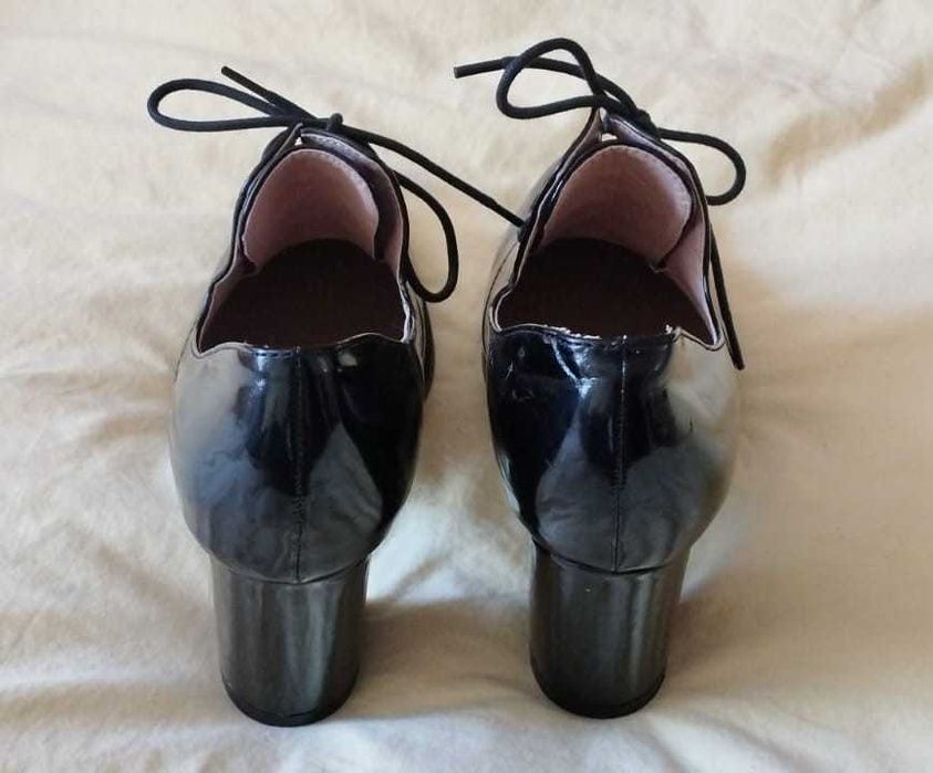 Pantofi negri de lac