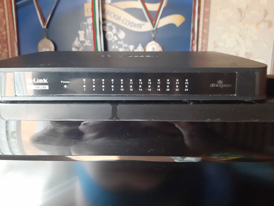 Продавам 24 портов суич