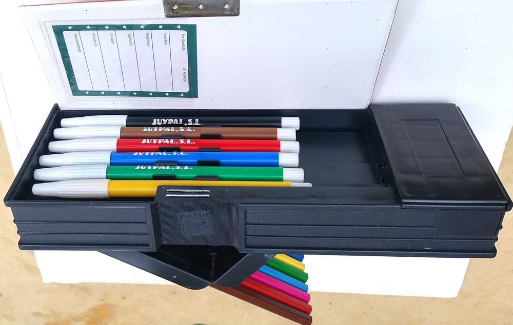 Несесер за моливи за ученици от гимназията от 60-те години на миналия век, който само много заможни семейства можеха да си позволят.