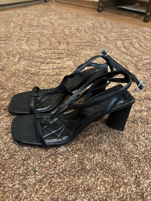 Обувки на висок ток