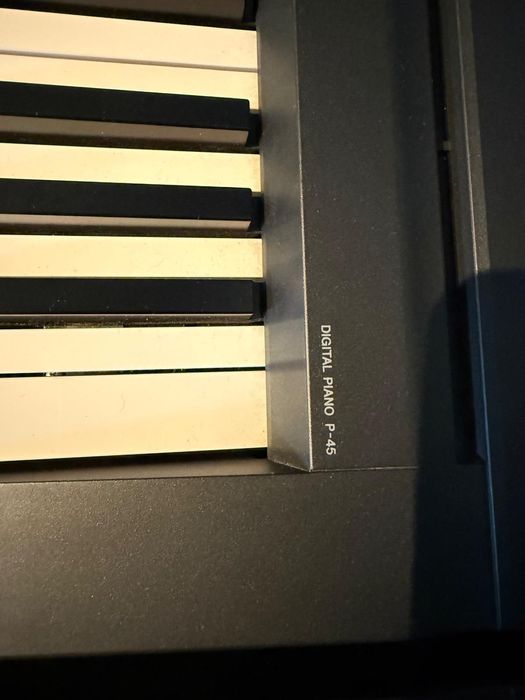 Pian digital Yamaha P-45 + stativ mobilier + scaun + căști – set