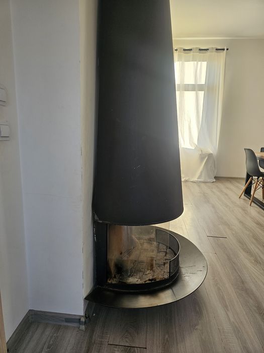 Камина отворена, открита