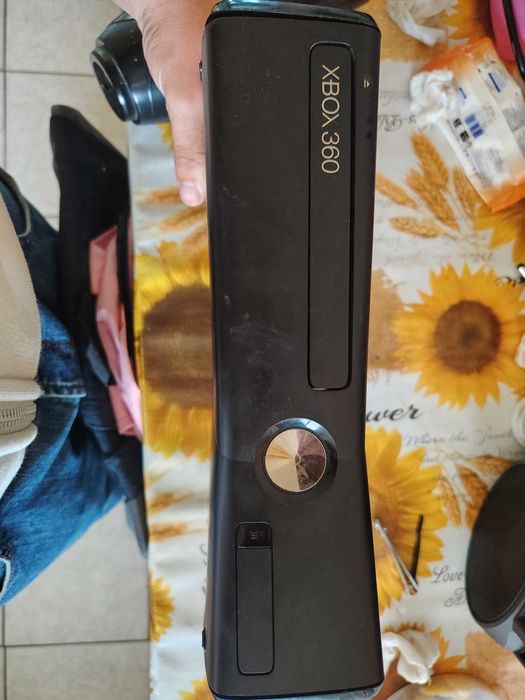 Xbox 360 raboti neznam kolko gb + left 4 death(survival pack) call of duty4 modern warfare, resident evil 5