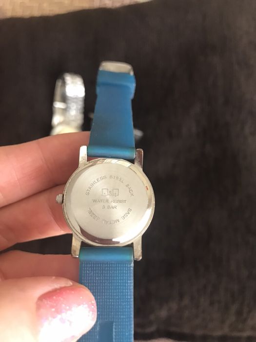 Детски часовник и дамски подарък към него Q end Q