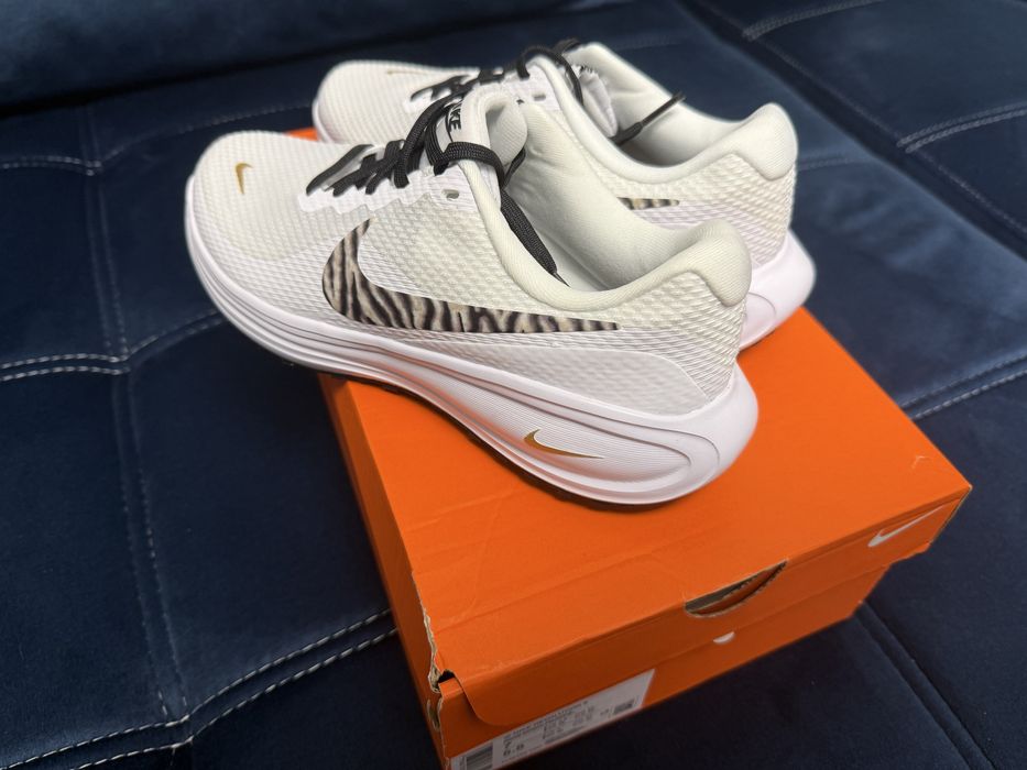 Adidasi Nike noi
