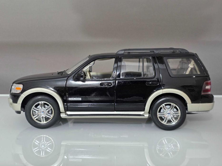 Macheta Auto 1/18 Welly Ford Explorer 2006