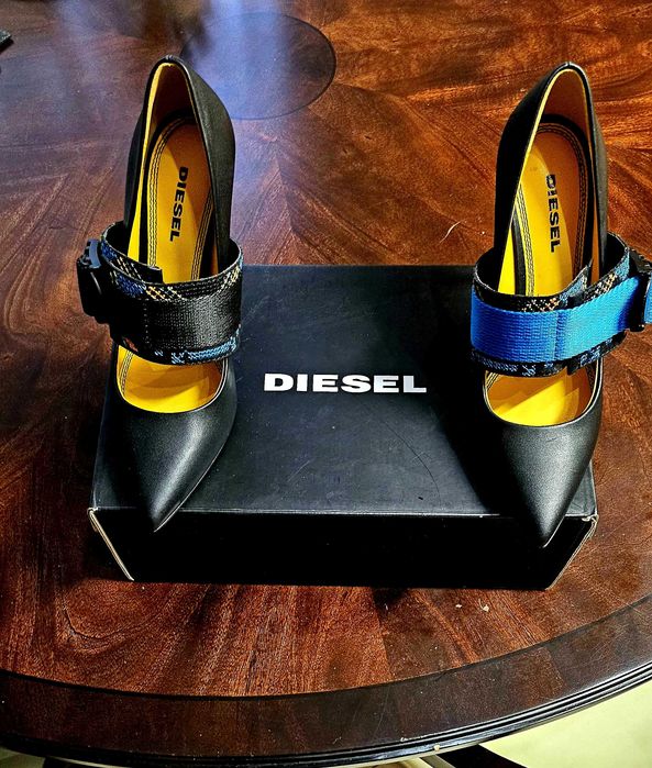 DIESEL дамски черни обувки на ток, с Регулируеми цветни каишки.