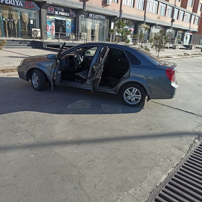 Лассети 1.8 сотилади