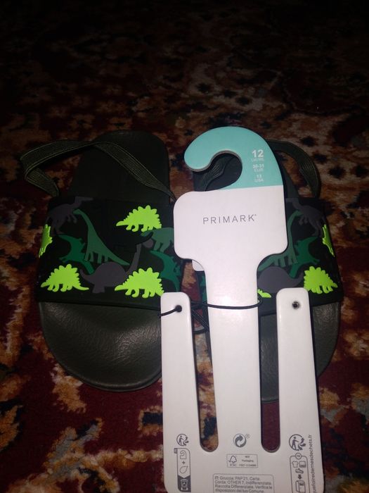 Sandale pt copii cu dinozauri 20 lei