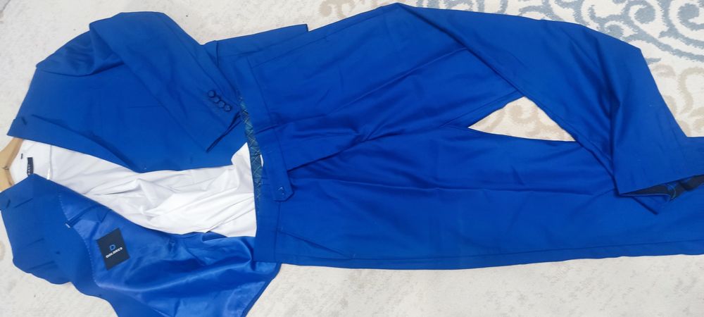 Продам костюм с брюками и рубашкой