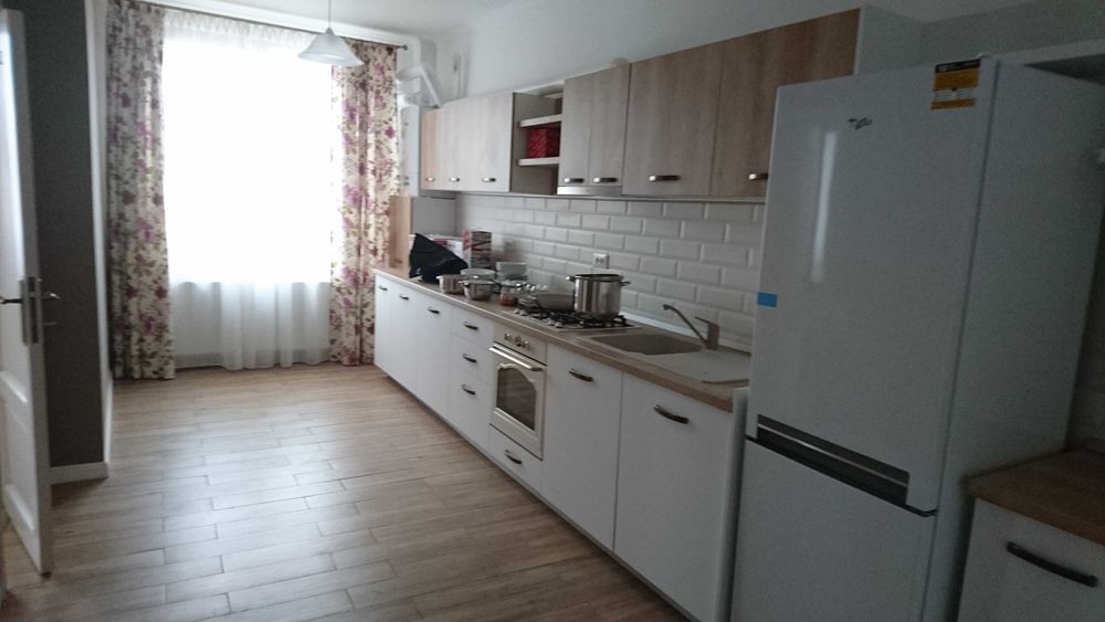 Inchiriez apartament  3 camere, cu terasa mare!