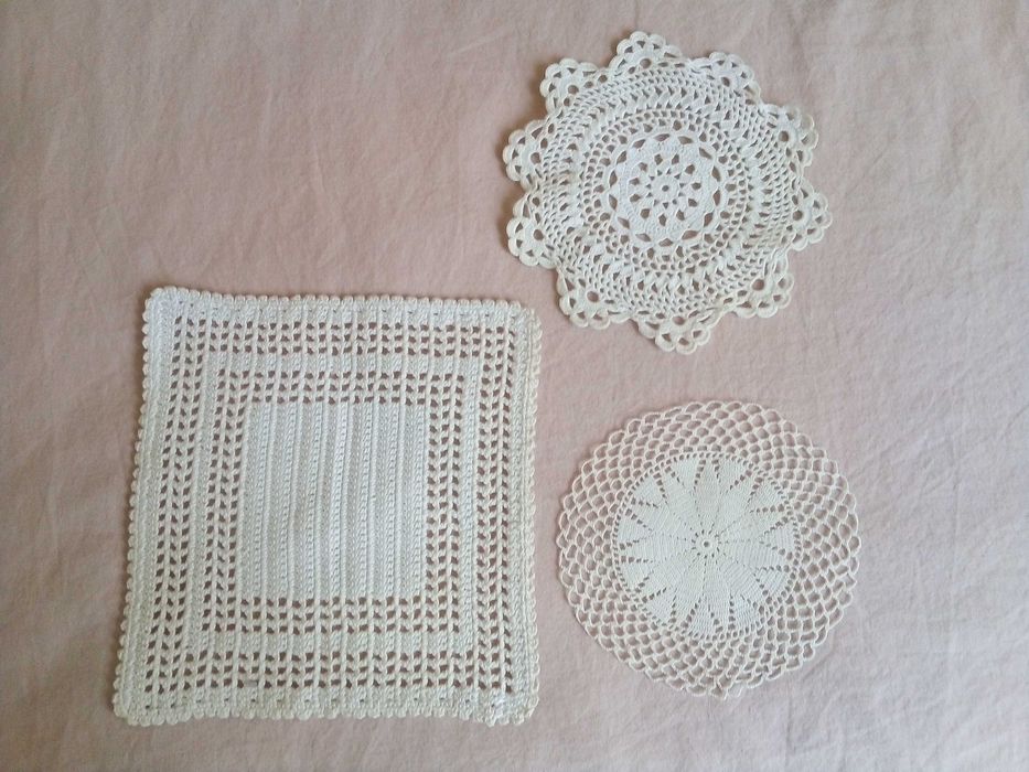 3 малки дантелени покривки/мельо