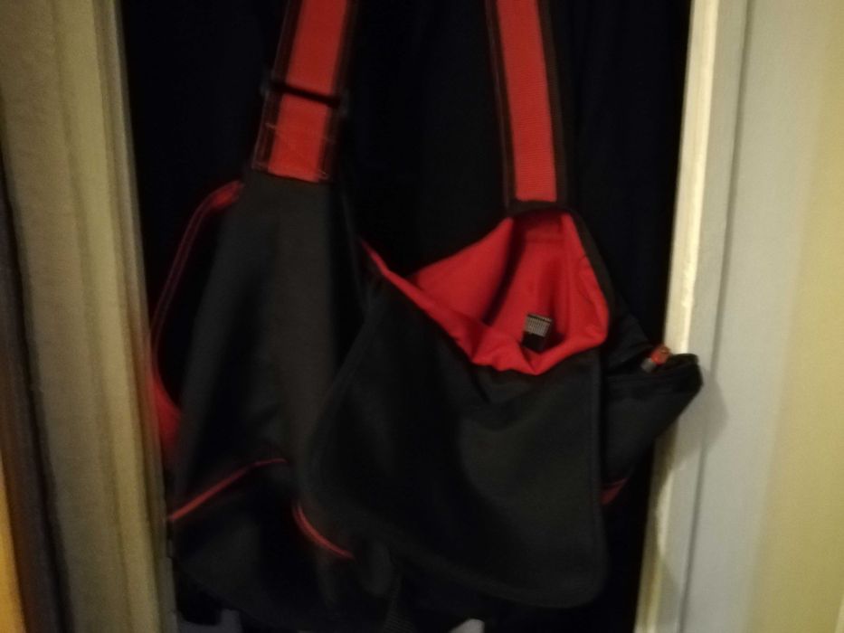 Vând geanta de umăr negru cu rosu  ideala ptr laptop, voiaj, sport