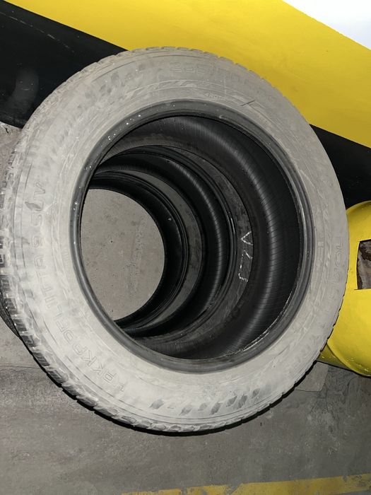 Шины зимние R20 Nokian          .