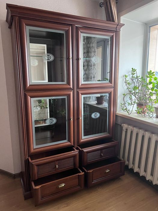 Продам шкаф витрина