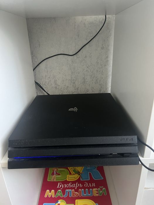 Продам PlayStation 4  pro 1 ТБ + 2 геймпада + 5 игр