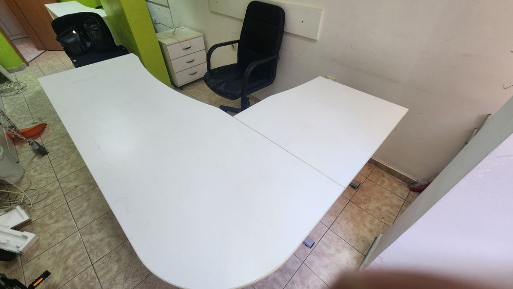 Бюро за офис или маникюр