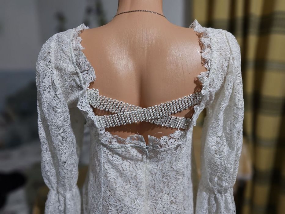 Белое кружевное платье