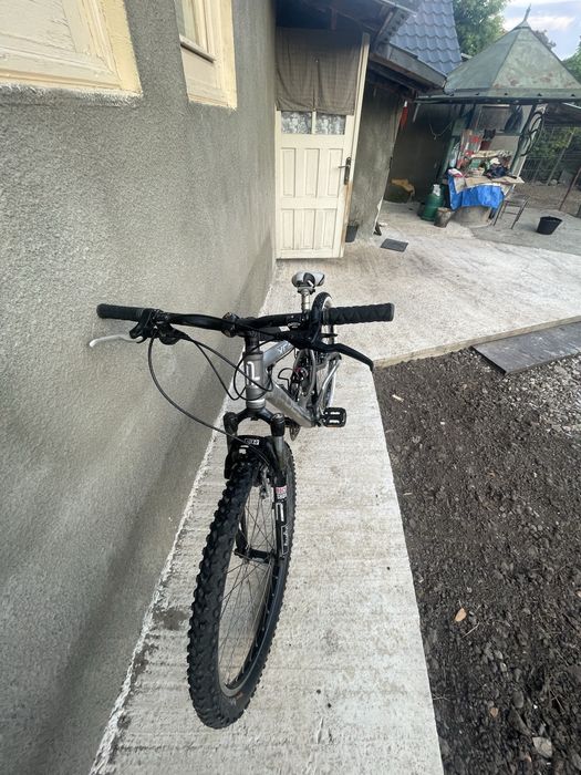 Se vinde bicicleta Cube