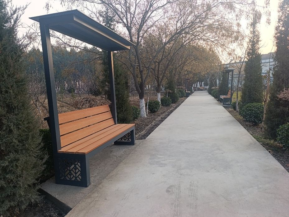 Скамейка с крышей.