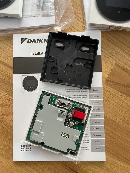 Кабелен стенен термостат Daikin Madoka