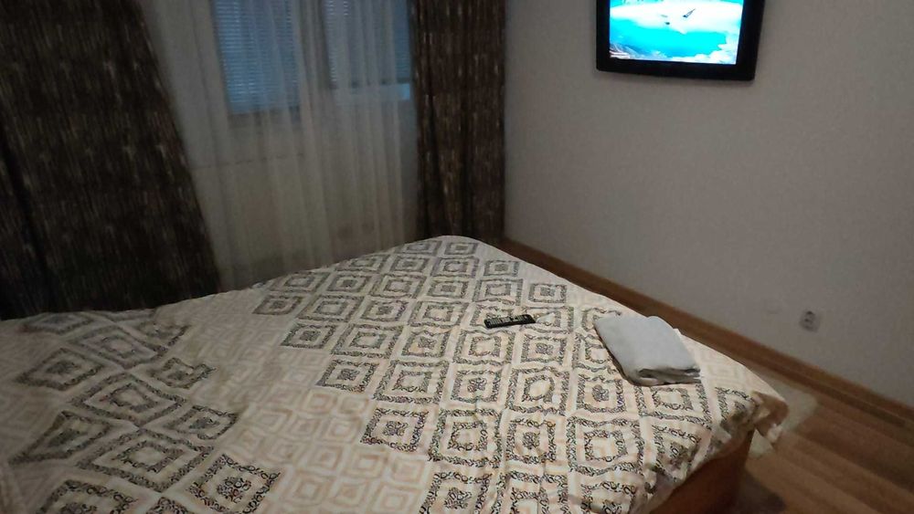 Inchiriez apartament 2 camere decomandat central, mobilat modern cu centrala proprie si lift zona ,universitate.