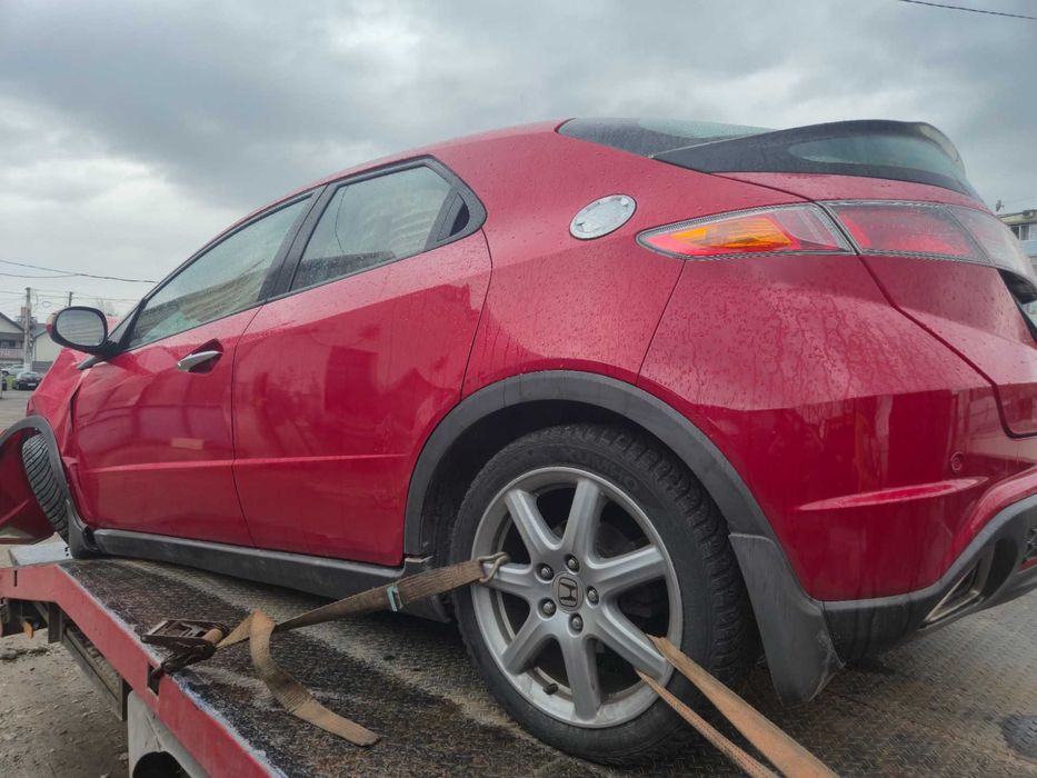 Vand honda civic 1.8 i-vtec an 2006 hatchback ,masina a avut un accident ,a intrat intr un stalp