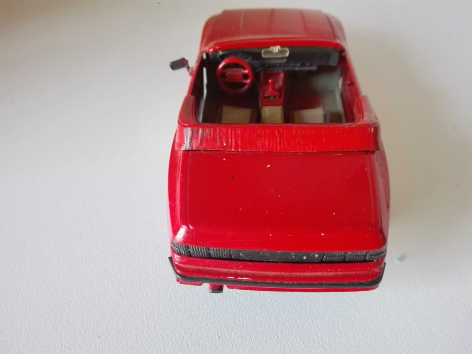 Метална количка и лот пощенски картички.