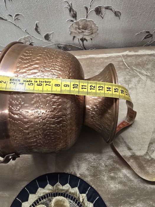 Vas decorativ din cupru ciocănit cu toartă fixă