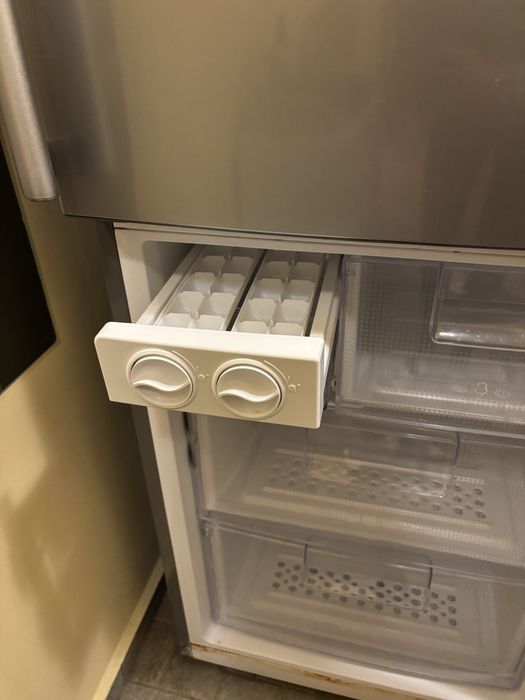 Хладилник.   LG