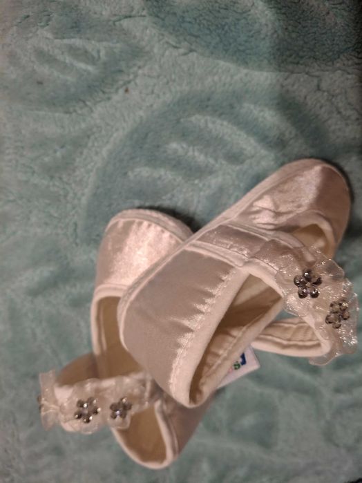 НОВИ Бебешки бели декоративни пантофки/ буйки за повод