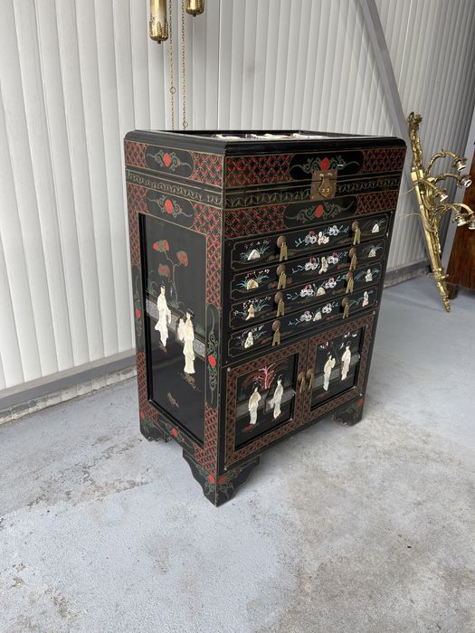 Dulapior chinezesc pentru tacamuri cu intarsii din sidef si picturi