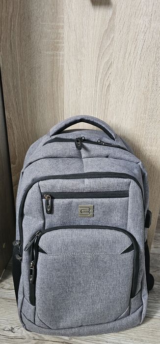 Школьный вместительный рюкзак