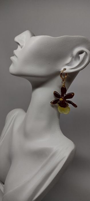 Обеци с естествен цвят на мини орхидея. Цветче с размери 3,5/4 см. 
Вн