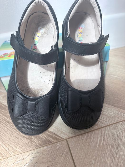 Продам школьную обувь