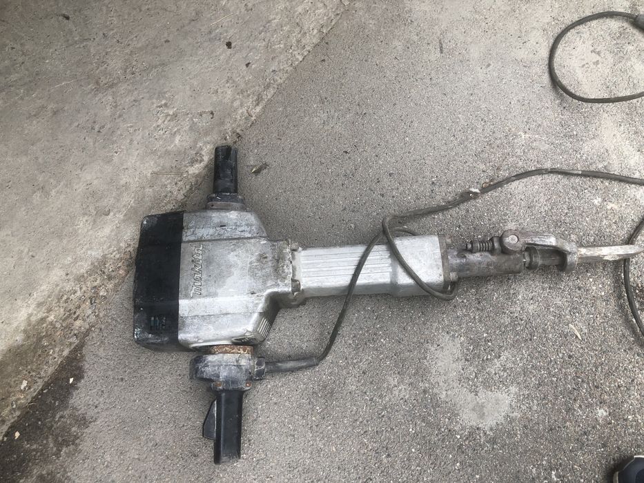 Отбойный молоток Makita HM1800