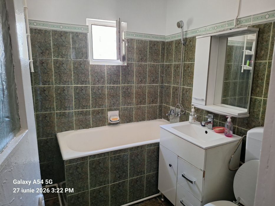 Vind apt 2 camere decomandat etj.1