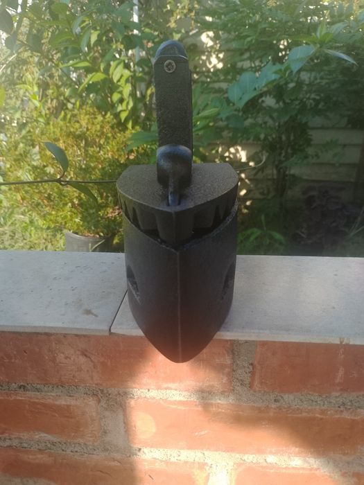 Mașină de calcat veche
